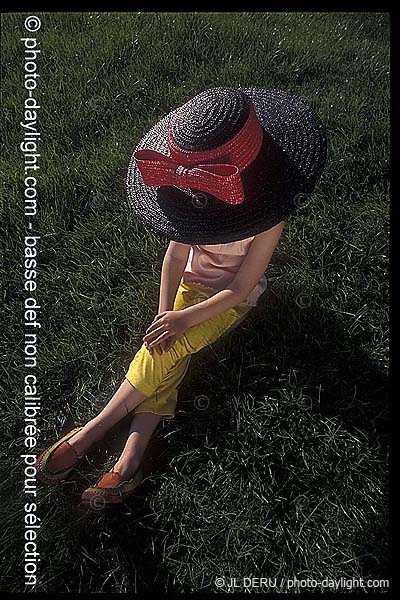 petite fille avec un grand chapeau - little girl with a large hat